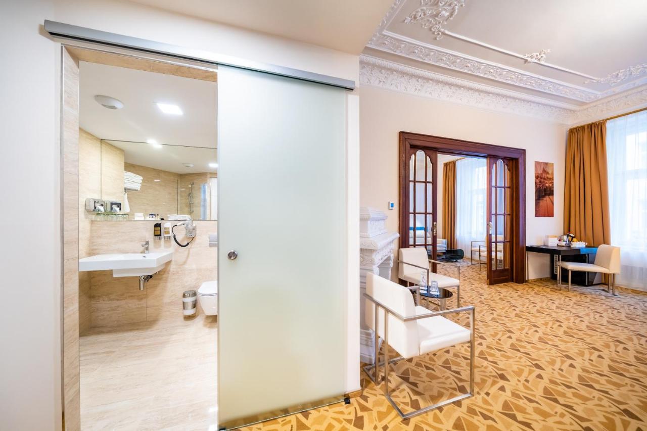Grandium Hotel Prague Exterior photo A sliding door system